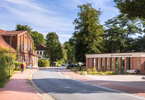 Ein Blick auf die Klosterstraße, rechts die Kirche, links das alte Amtsgericht.