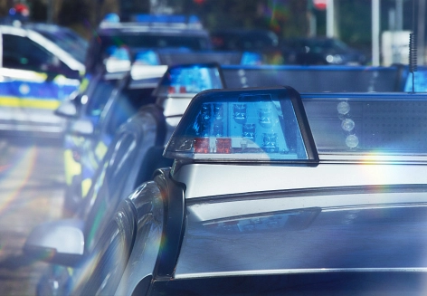 Mehrere Blaulichte auf Polizeiautos