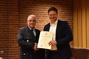 Andreas Hensel erhält Ehrenbürgerurkunde Andreas Hensel erhält Ehrenbürgerurkunde von Bürgermeister Kim Fürwentsches