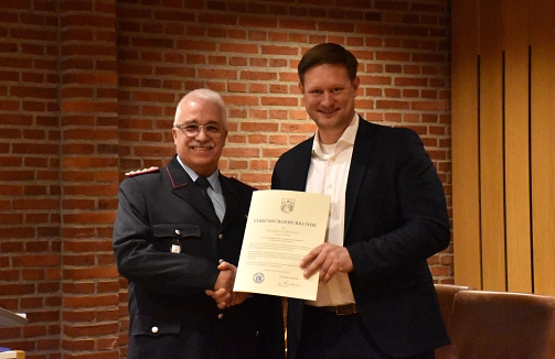Andreas Hensel erhält Ehrenbürgerurkunde von Bürgermeister Kim Fürwentsches&nbsp;&copy;&nbsp;Gemeinde Lilienthal