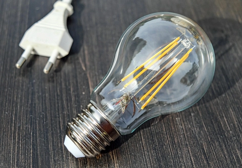 Symbolbild Stecker und Glühbirne