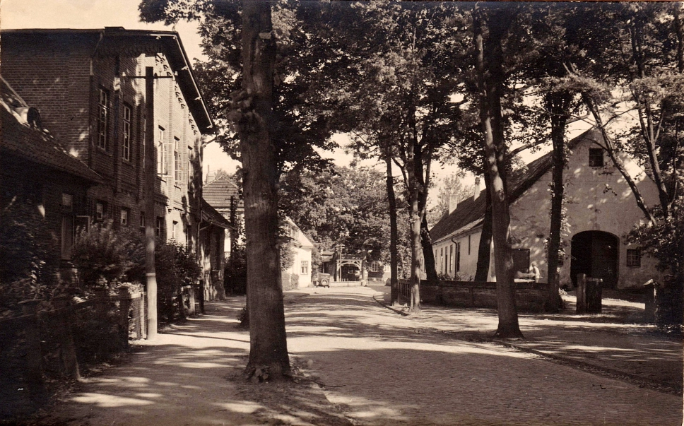 Eine historische Fotografie aus den 30er Jahren der Klosterstraße, auf der linken Seite das alte Amtsgericht.&nbsp;&copy;&nbsp;Heimatverein Lilienthal
