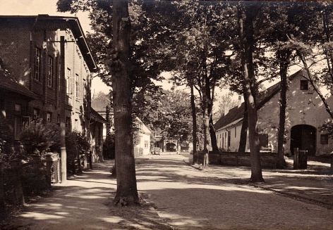 Eine historische Fotografie aus den 30er Jahren der Klosterstraße, auf der linken Seite das alte Amtsgericht.