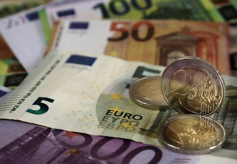 Geldscheine und Eurostücke