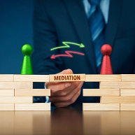 Ein Symbolbild: Zwischen zwei Spielfiguren steht das Wort "Mediation".&nbsp;&copy;&nbsp;Adobe Stock