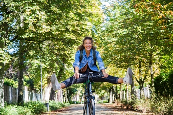 Eine fröhliche Frau auf einem Fahrrad&nbsp;&copy;&nbsp;Klima-Bündnis
