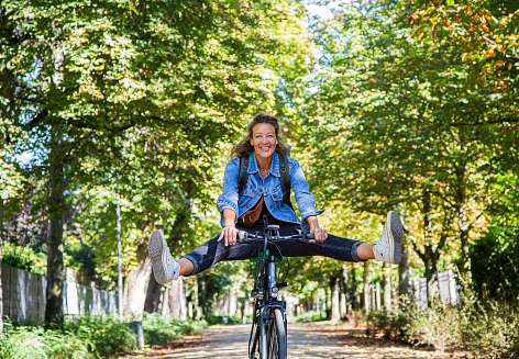 Eine fröhliche Frau auf einem Fahrrad