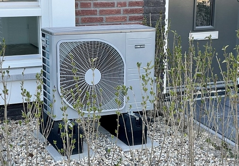 Eine Wärmepumpe vor einem Haus.