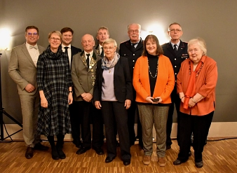Alle 10 Träger der Ehrennadel gemeinsam mit Bürgermeister Kim Fürwentsches und 1. stellvertretenden Bürgermeister Marcel Habeck.&nbsp;&copy;&nbsp;Gemeinde Lilienthal