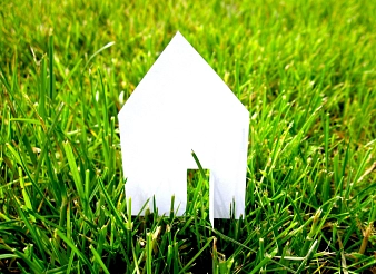 Ein Haus aus Papier auf einem Stück Rasen&nbsp;&copy;&nbsp;Pixabay